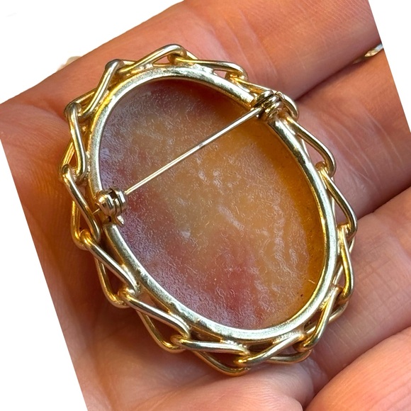 Vintage resin cameo detailed shell look brooch gold bezel - Picture 2 of 2